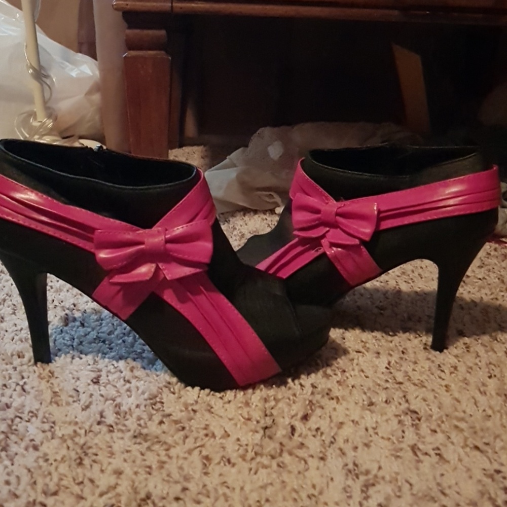 Rue 21 black heels w/pink bow